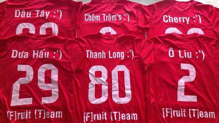 Cầu thủ bóng đá nam đang tạo dáng với áo đấu độc đáo, thể hiện phong cách cá nhân