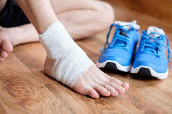 Cầu thủ bóng đá sử dụng băng quấn chân đá bóng để cố định cổ chân trong trận đấu