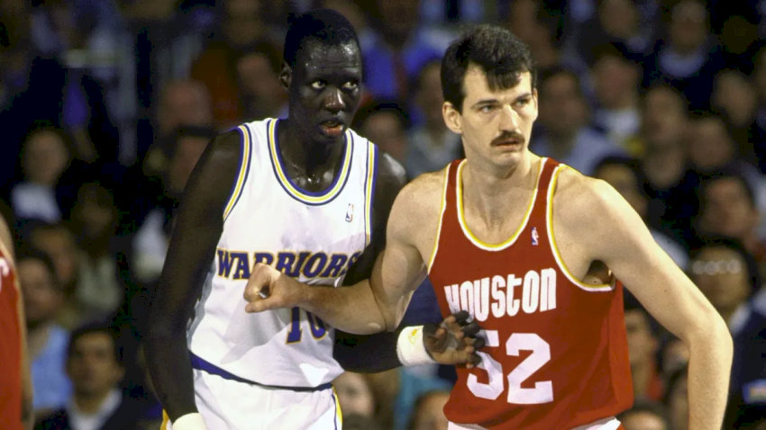 Chuck Nevitt trong màu áo đỏ của Detroit Pistons