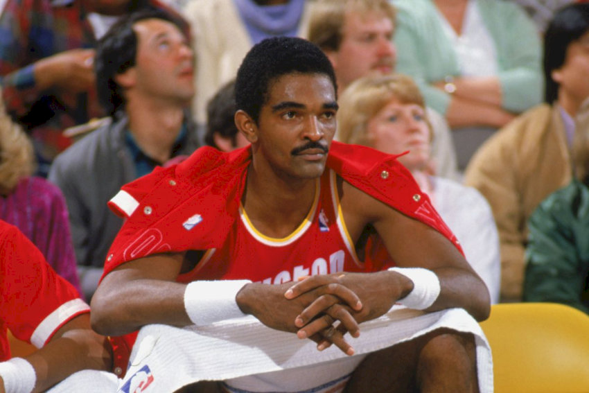 Ralph Sampson trong trang phục thi đấu của Houston Rockets