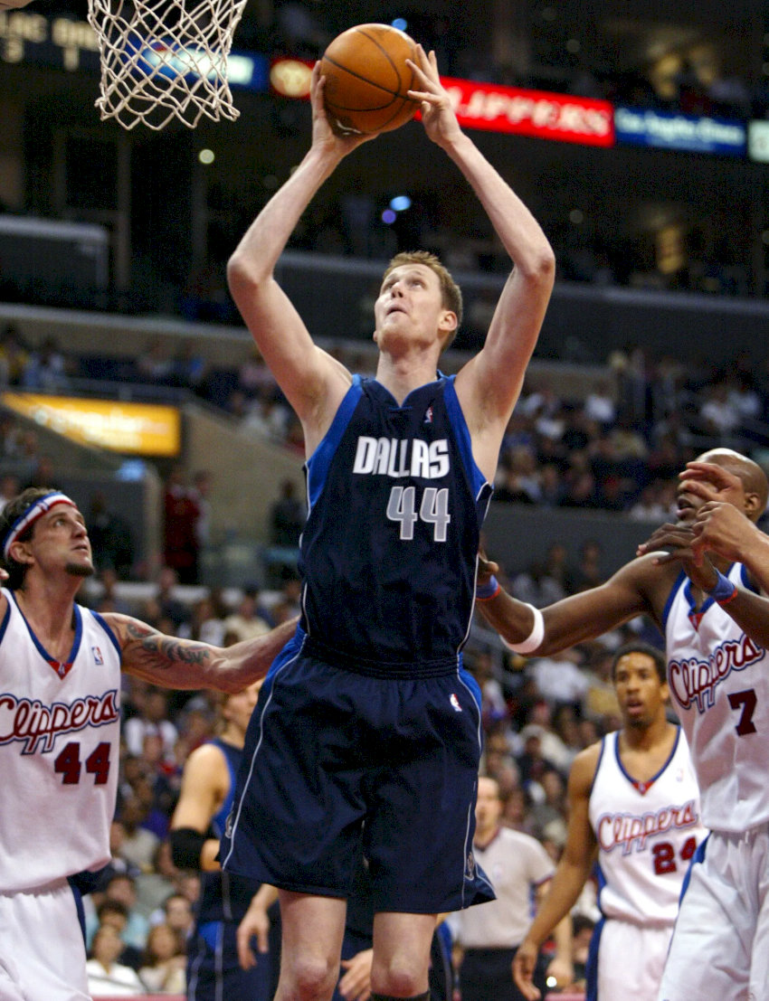 Shawn Bradley trong trang phục thi đấu của Dallas Mavericks