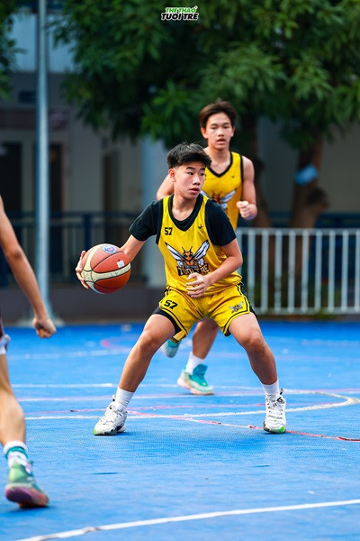 Cầu thủ bóng rổ trẻ đang tập luyện, minh chứng cho việc phát triển cơ bắp và thể chất toàn diện
