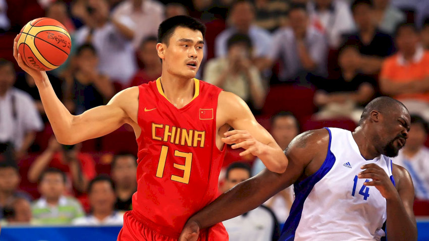 Yao Ming trên sân đấu trong chiếc áo thi đấu của Houston Rockets