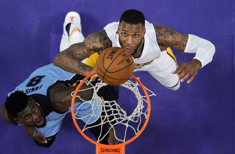 Cầu thủ center (trung phong) thực hiện động tác bắt bóng rebound