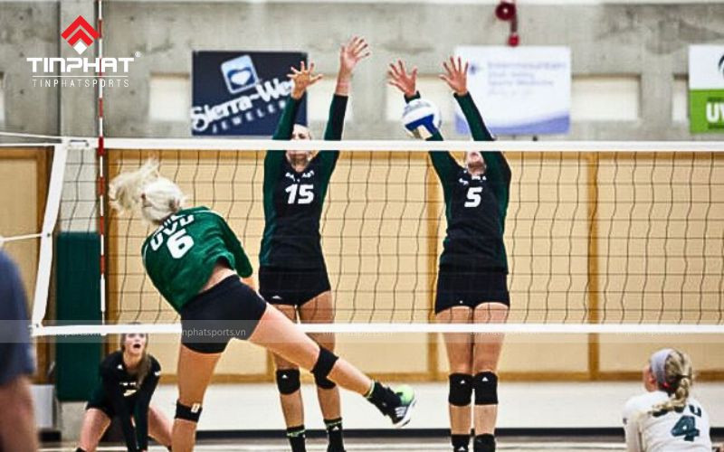Cầu thủ chủ công (Outside Hitter) thực hiện cú đập bóng từ vị trí cánh trái