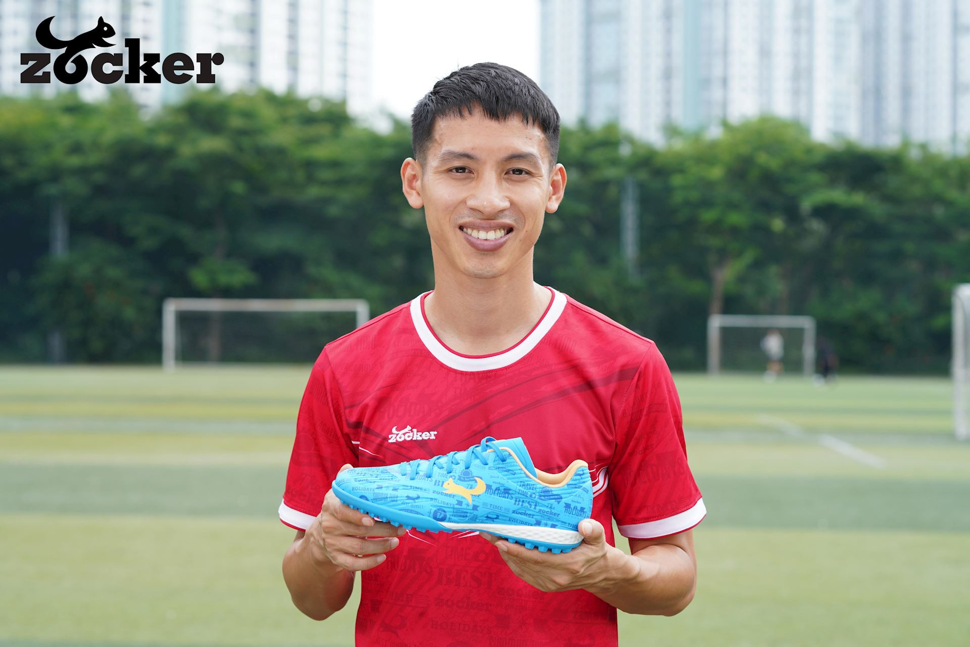 Cầu thủ chuyên nghiệp mang giày đá bóng Zocker Winner Energy trên sân cỏ nhân tạo