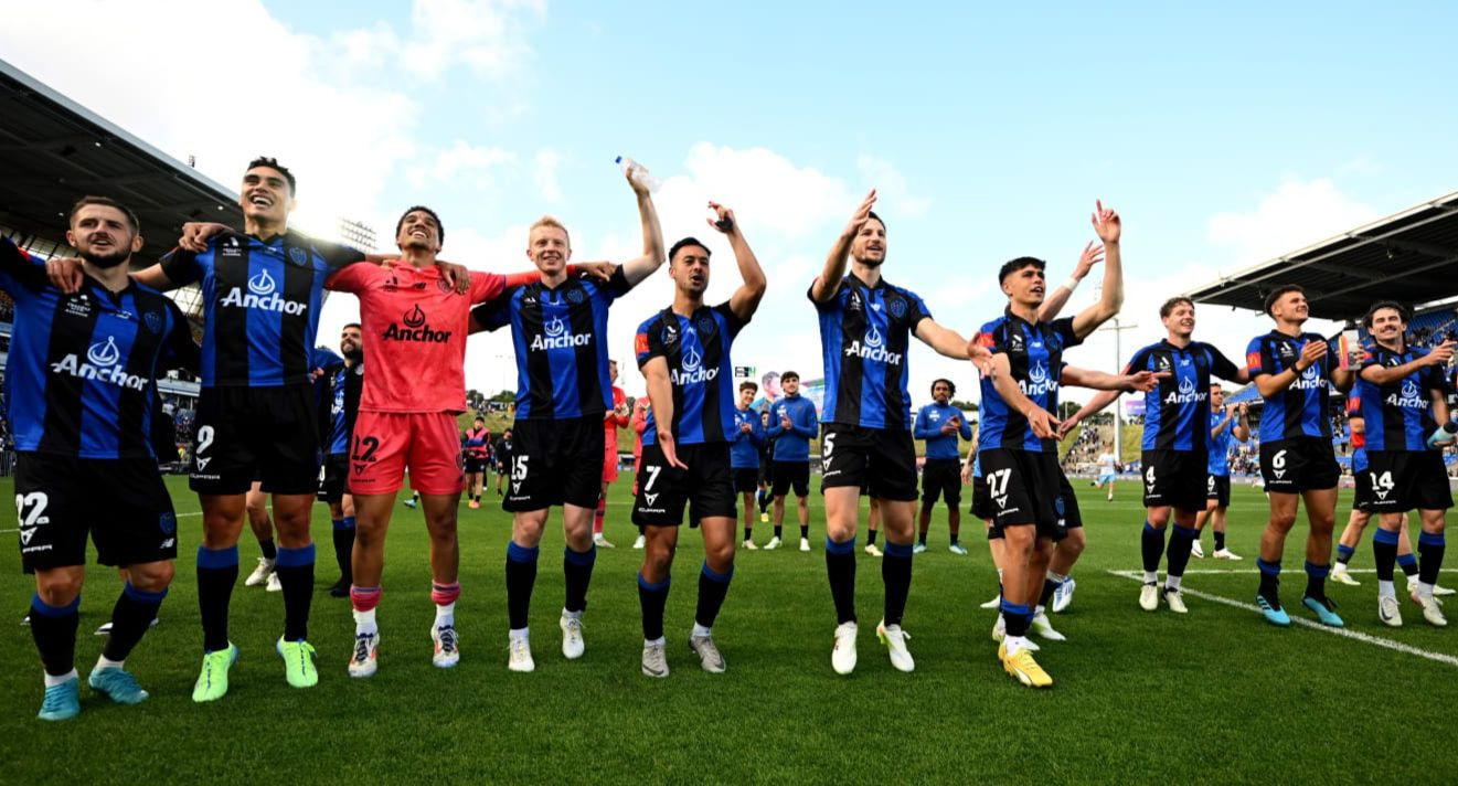 Cầu thủ của Auckland City FC thể hiện tinh thần thi đấu của một đội bóng nghiệp dư đầy nhiệt huyết
