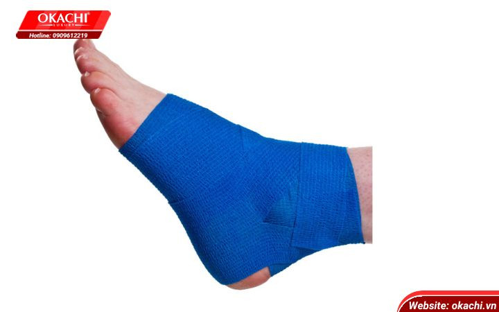 Cầu thủ đã băng chân thành công bằng băng thun thể thao, sẵn sàng cho trận đấu bóng đá