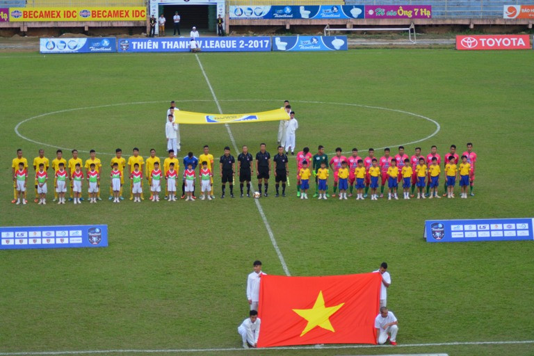Cầu thủ Đắk Lắk và Đồng Tháp chào cờ khai mạc trận đấu vòng 7 giải bóng đá Hạng Nhất Quốc gia 2017