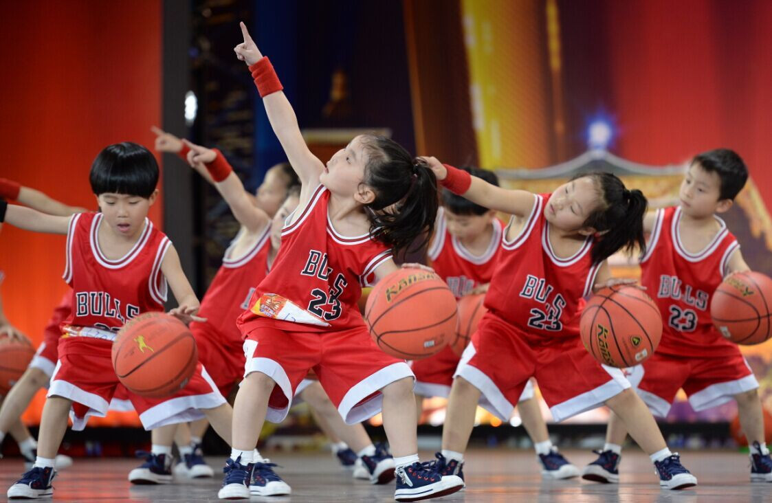 Cầu thủ đang ném bóng rổ vào rổ, minh họa rõ ràng cho khái niệm bóng rổ trong tiếng Anh là Basketball.