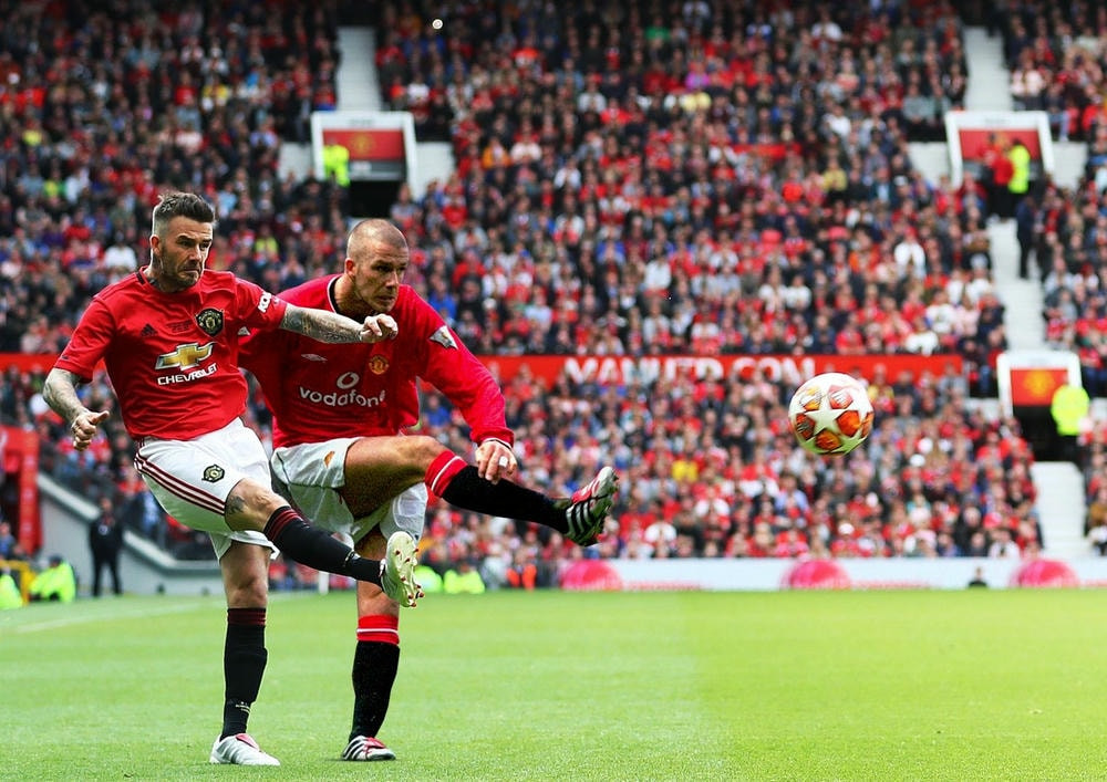 Cầu thủ David Beckham đang thực hiện một cú sút phạt với áo số 7 của Manchester United