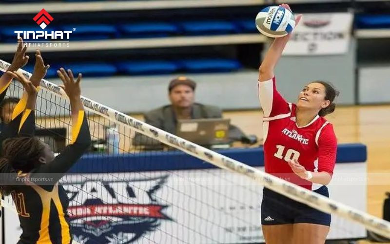 Cầu thủ đối chuyền (Opposite Hitter) thực hiện pha tấn công từ vị trí cánh phải