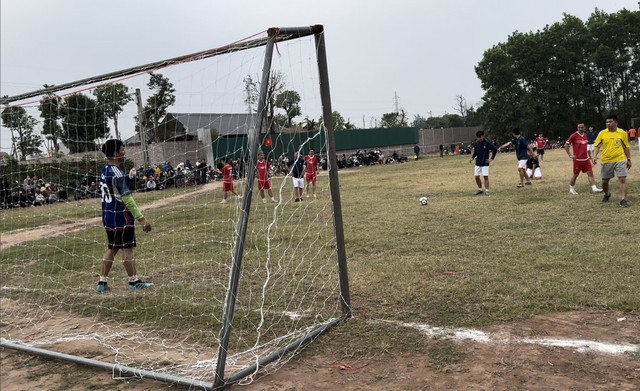 Cầu thủ Đồng Vân Cup trong pha tranh bóng quyết liệt, thể hiện tinh thần thi đấu máu lửa