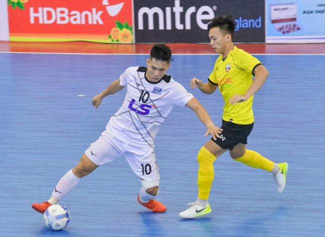 Cầu thủ futsal thực hiện kỹ thuật Vỗ trong không gian hẹp
