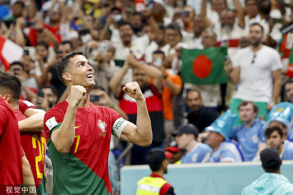 Cầu thủ già nhất ghi bàn Cristiano Ronaldo ăn mừng bàn thắng tại World Cup 2022, thể hiện sự bền bỉ của huyền thoại bóng đá.