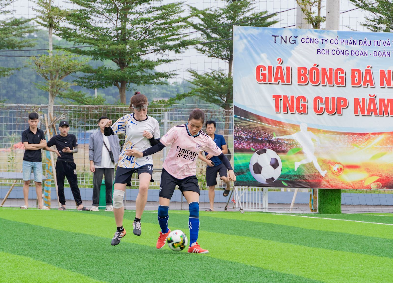 Cầu thủ Hoàng Minh Thu và Lò Thị Hải Yến nhận giải Vua phá lưới nữ TNG Cup 2023