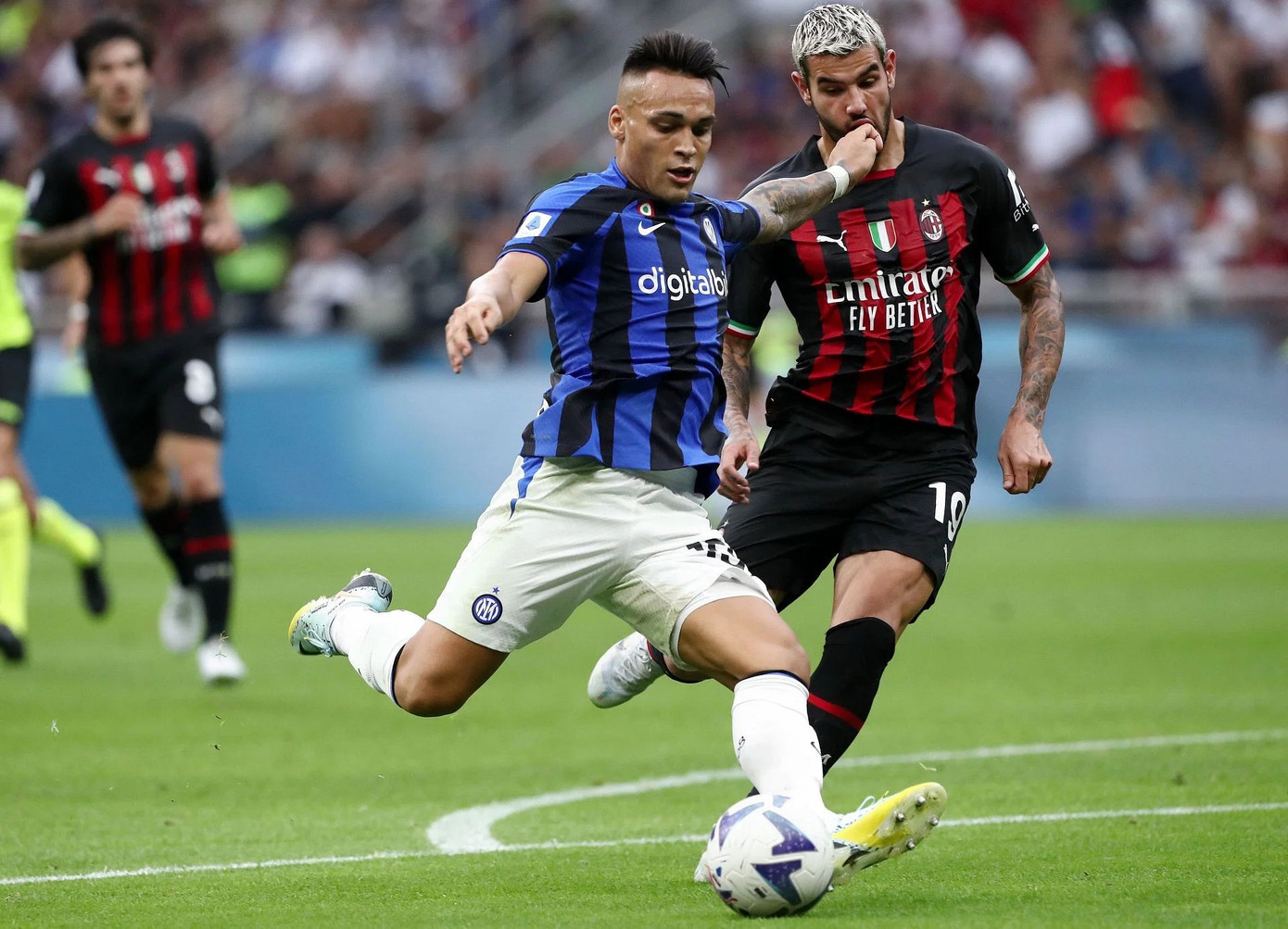 Cầu thủ Inter và Milan tranh bóng quyết liệt