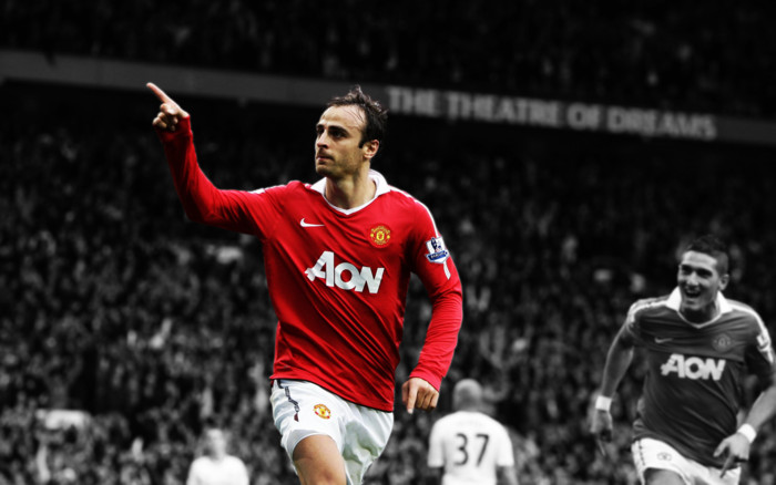 Cầu thủ kỹ thuật Dimitar Berbatov đang thực hiện một pha xử lý bóng điêu luyện trên sân