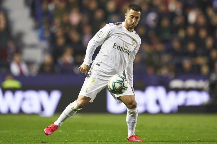 Cầu thủ kỹ thuật Eden Hazard với kỹ năng cá nhân xuất sắc đang trình diễn trên sân