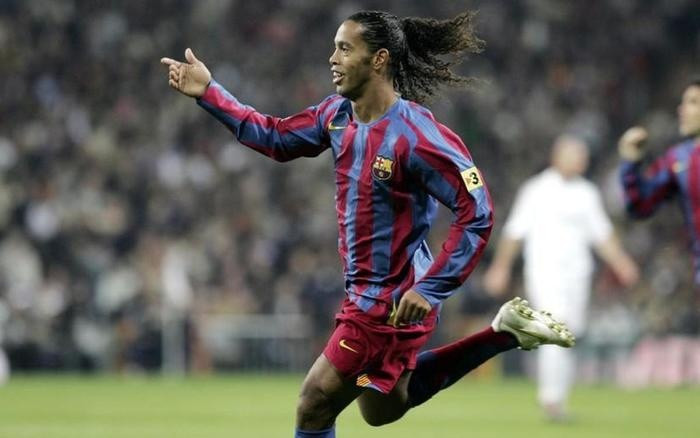 Cầu thủ kỹ thuật Ronaldinho với pha kiểm soát bóng điêu luyện trên sân cỏ