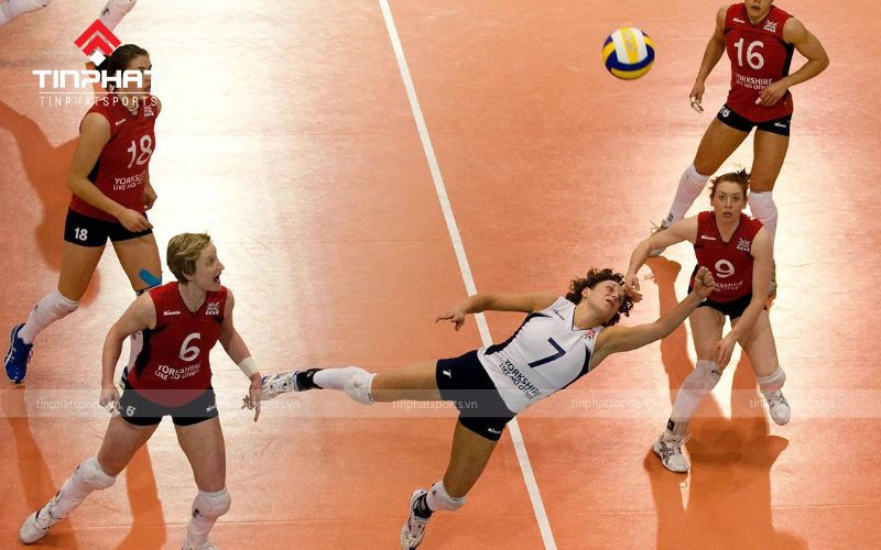 Cầu thủ Libero trong trang phục khác màu thực hiện phòng thủ trong bóng chuyền