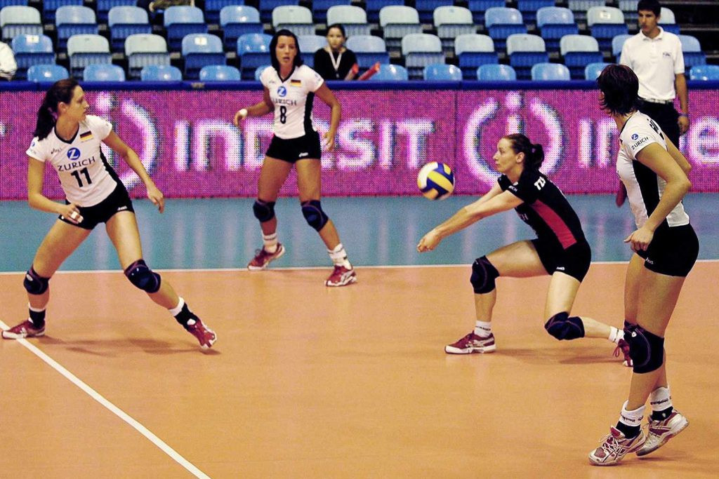 Cầu thủ Libero với trang phục khác biệt, tuân thủ luật thay người đặc biệt trong bóng chuyền