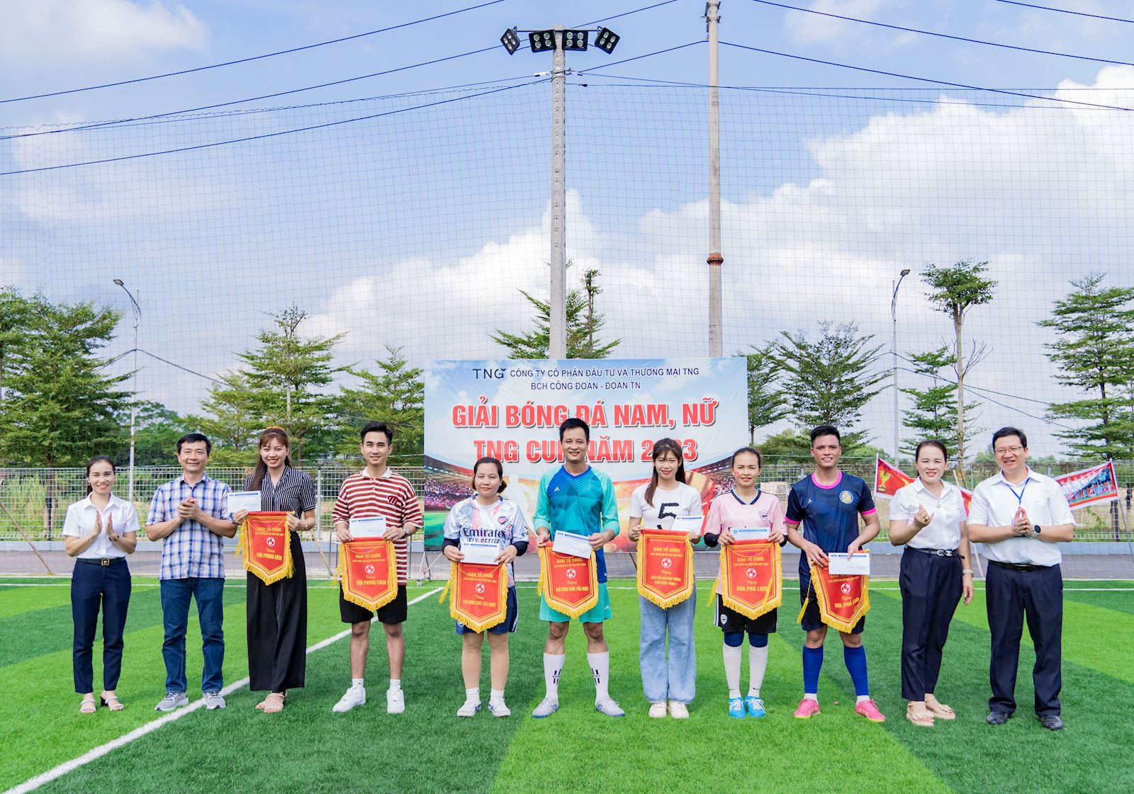 Cầu thủ Lò Thị Hải Yến và Ngô Mạnh Toàn nhận giải Ghi bàn sớm nhất tại TNG Cup 2023