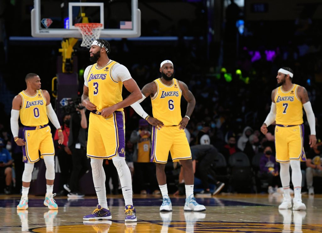 Cầu thủ Los Angeles Lakers thi đấu trên sân, đại diện cho một trong những đội bóng rổ hay nhất thế giới