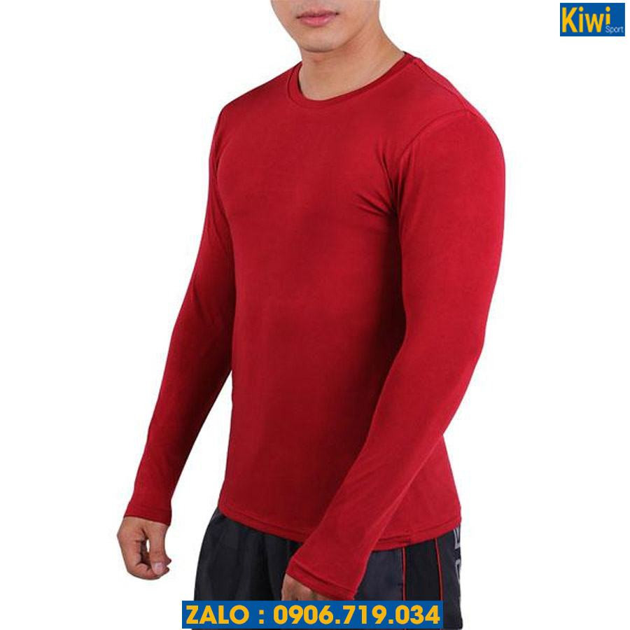 Cầu thủ mặc áo lót bóng đá dài tay màu đỏ hỗ trợ vận động