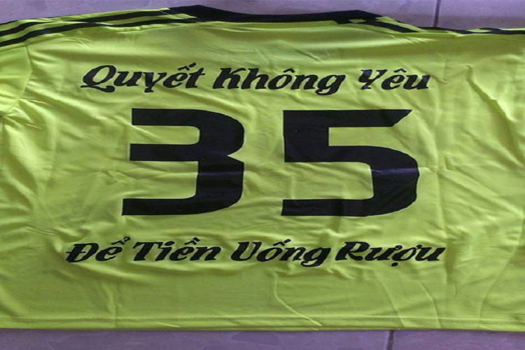 Cầu thủ mặc áo với tên &quot;QUYẾT KHÔNG YÊM 35 ĐỂ TIỀN UỐNG RƯỢU&quot; thể hiện sự hài hước và cá tính độc đáo của mình