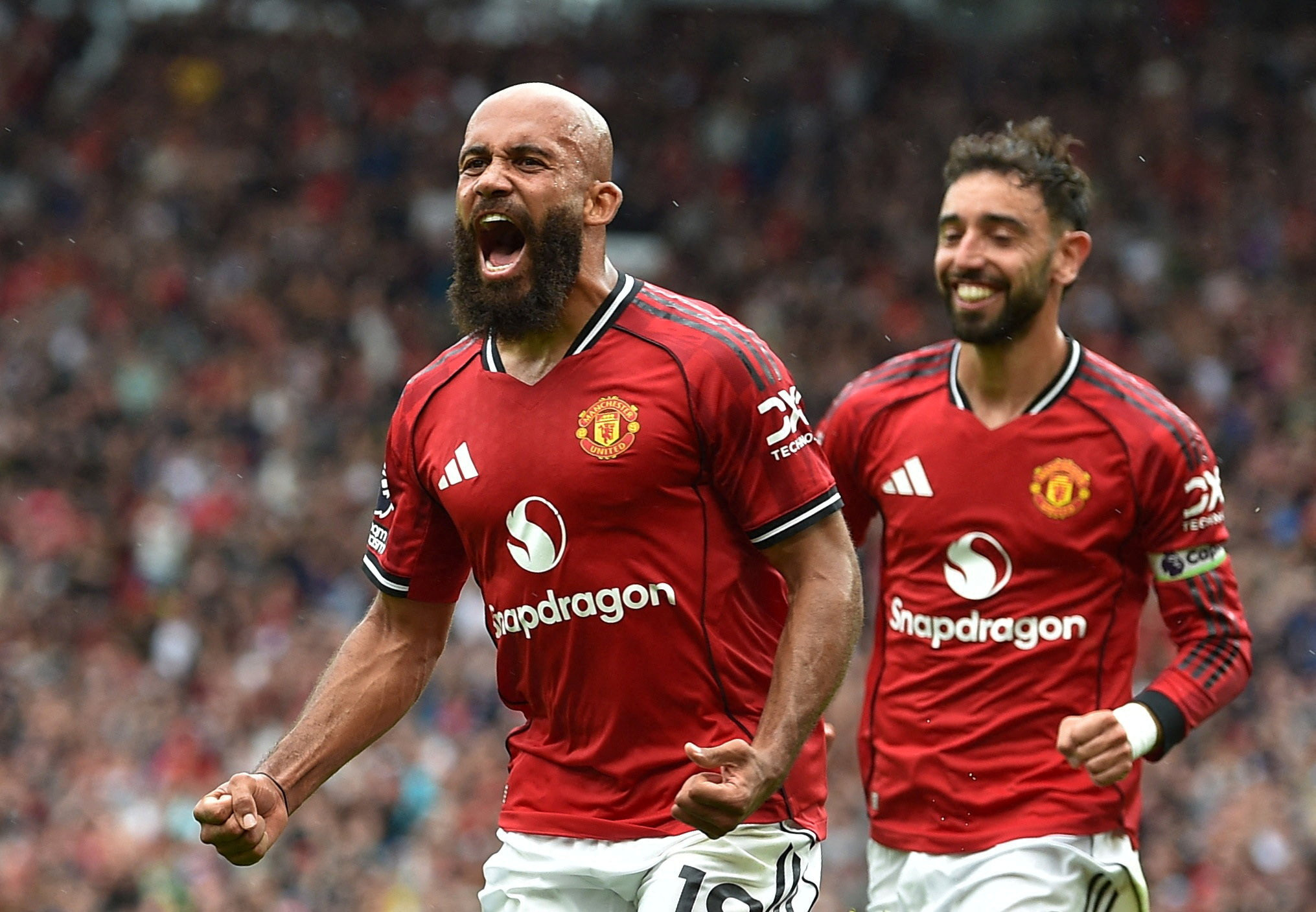 Cầu thủ Manchester United trong một trận đấu căng thẳng, thể hiện áp lực của thị trường chuyển nhượng mùa hè