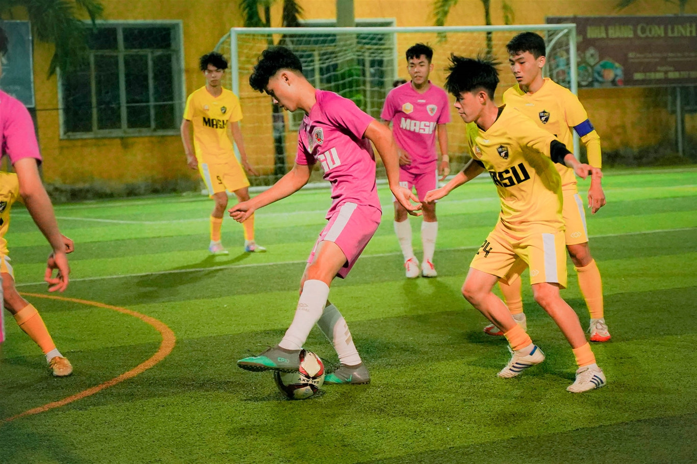Cầu thủ mang giày đá bóng chuyên dụng, tránh rộp chân hiệu quả