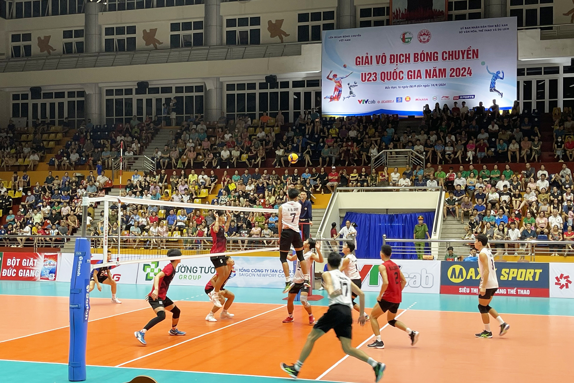 Cầu thủ nam tham gia giải bóng chuyền quốc gia U23, trận đấu kịch tính giữa Thể Công Tân Cảng và Biên Phòng