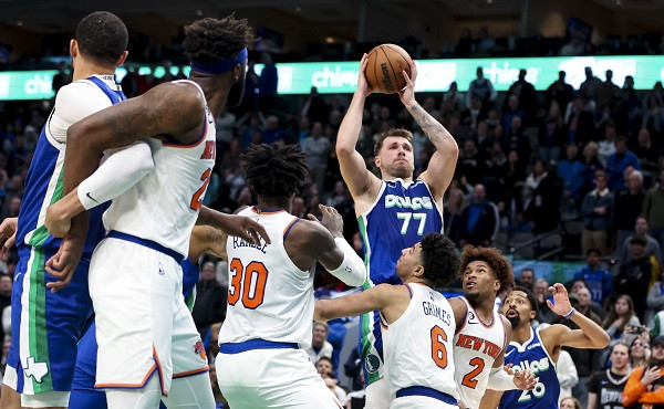 Cầu thủ NBA thi đấu trên sân, thể hiện kỹ năng bóng rổ đỉnh cao
