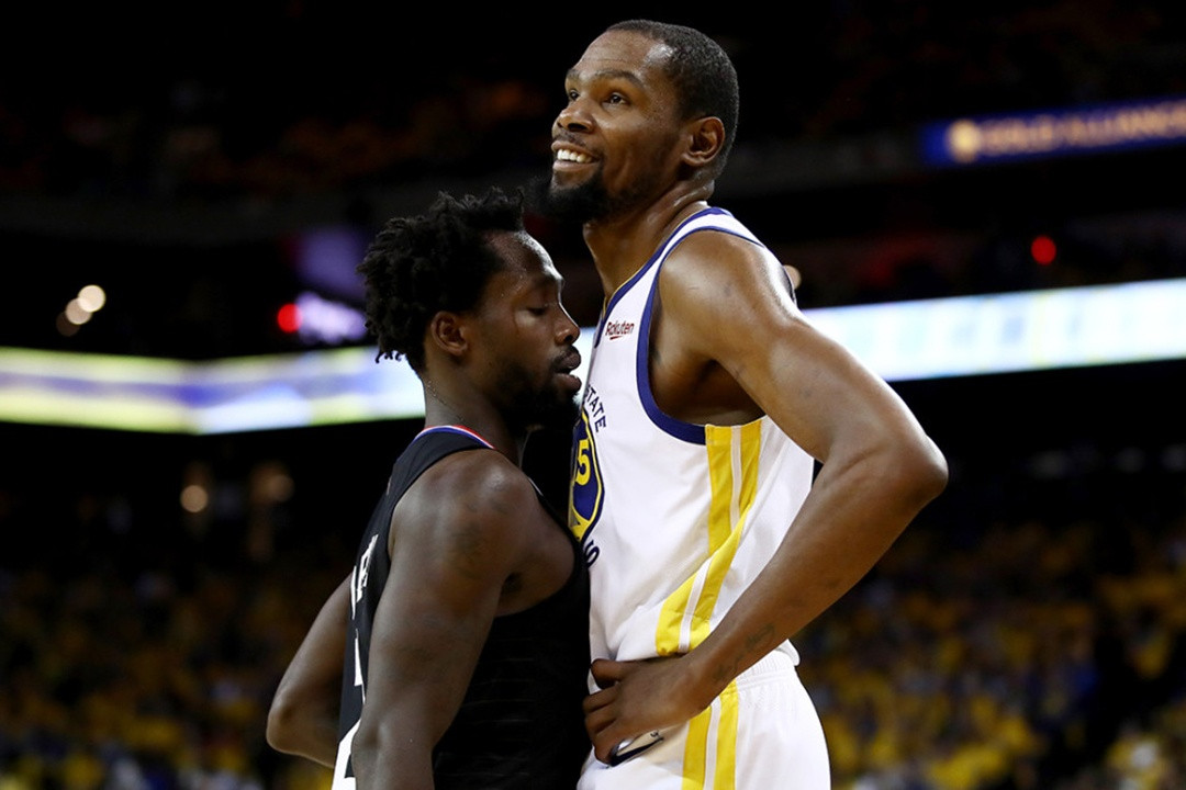 Cầu thủ NBA thi đấu với rổ tiêu chuẩn 10 feet