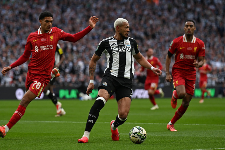 Cầu thủ Newcastle ăn mừng chiến thắng trong trận chung kết Cúp Liên đoàn Anh
