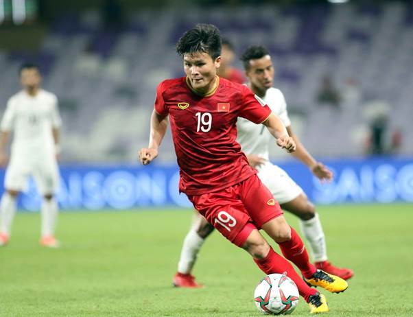 Cầu thủ Quang Hải mang giày bóng đá Nike Magista trên sân