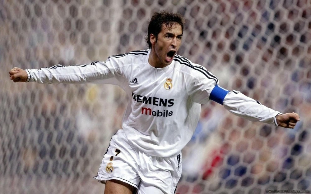 Cầu thủ Raúl González trong trang phục số 7 của Real Madrid