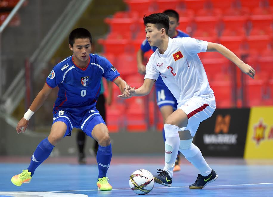 Cầu thủ sử dụng kỹ thuật Nhả để thoát pressing trong futsal