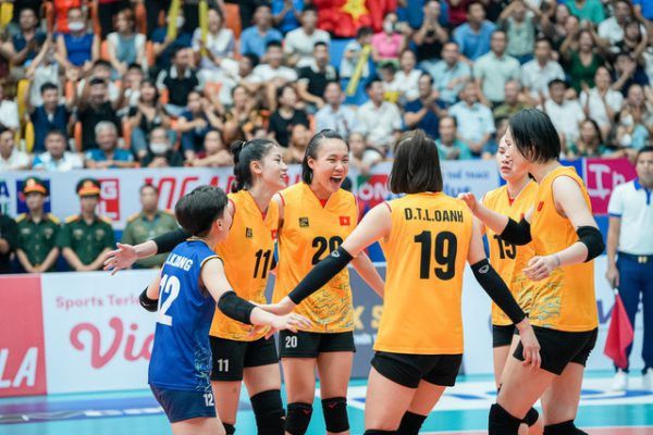 Cầu thủ thi đấu sôi nổi tại giải bóng chuyền nữ quốc tế VTV Cup 2023, mang đến những pha bóng đẹp mắt.