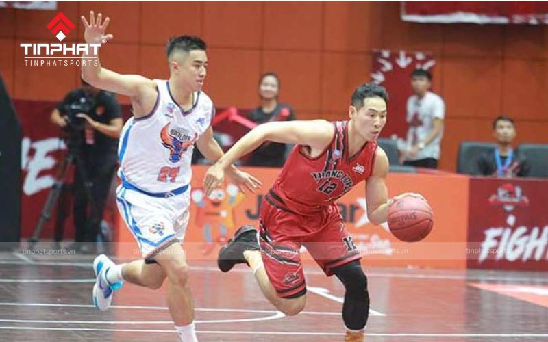 Cầu thủ thực hiện cách dẫn bóng rổ thấp tay khi bị áp sát