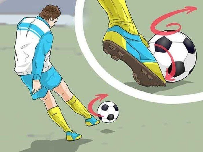 Cầu thủ thực hiện cú sút bóng bằng mu bàn chân trong hướng dẫn đá bóng cơ bản