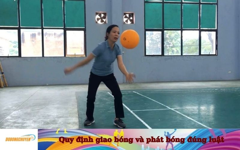 Cầu thủ thực hiện kỹ thuật giao bóng đúng luật trong bóng chuyền hơi nữ