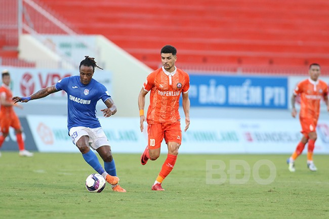 Cầu thủ Topenland Bình Định và Than Quảng Ninh tranh bóng trong trận đấu V-League, thể hiện những thách thức của quy chế bóng đá chuyên nghiệp