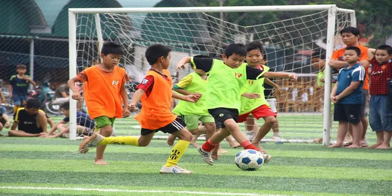 Cầu thủ trẻ luyện tập, minh họa cách xin vào câu lạc bộ bóng đá thành công