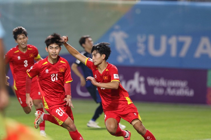 Cầu thủ U17 Việt Nam Gia Bảo và đồng đội thi đấu, theo dõi lịch bóng đá Việt Nam U17