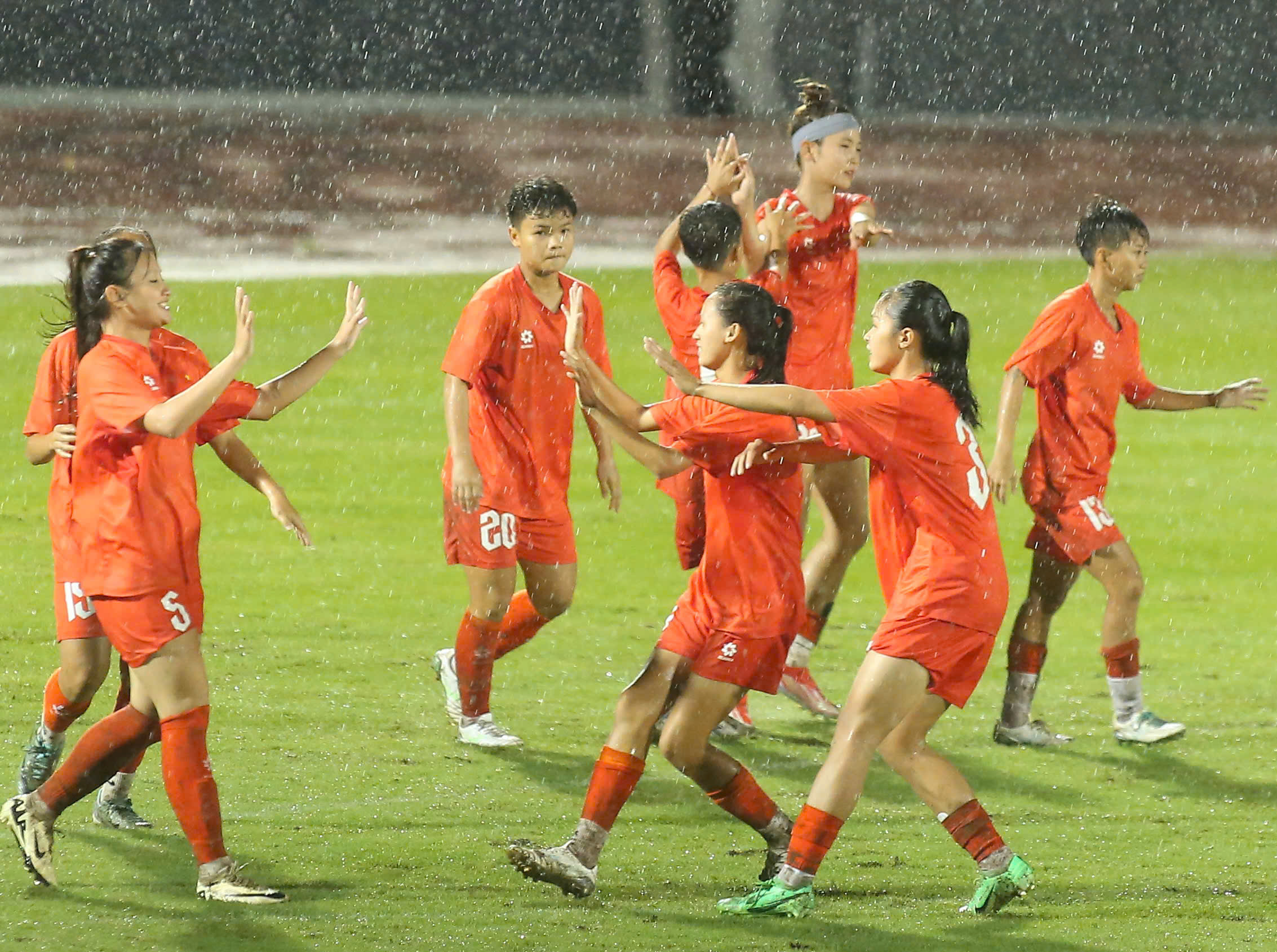 Cầu thủ U19 nữ Việt Nam khởi động trước giải bóng đá U19 Đông Nam Á