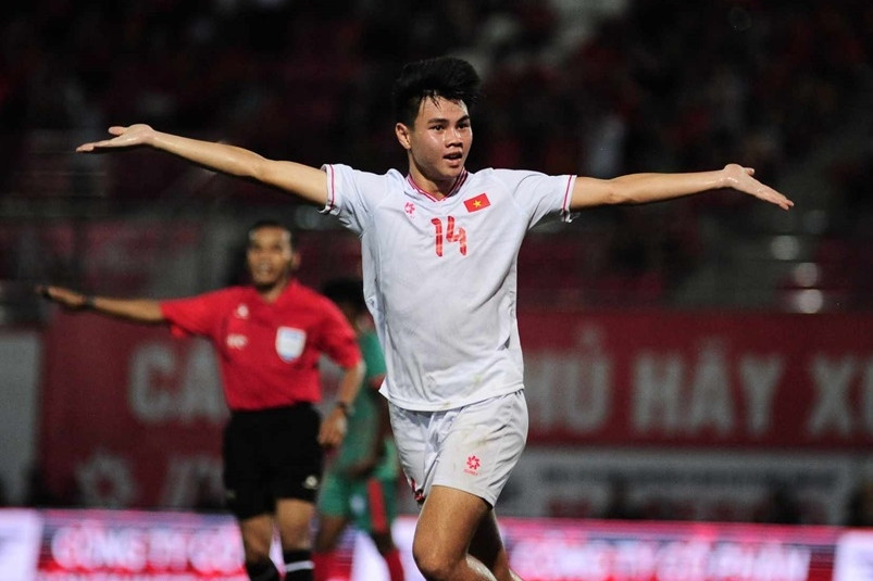 Cầu thủ U20 Việt Nam ăn mừng bàn thắng vào lưới U20 Bangladesh