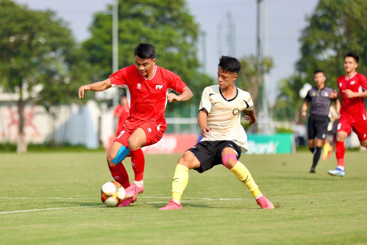 Cầu thủ U21 trong một trận đấu căng thẳng, hình ảnh minh họa cho các kết quả bóng đá U21 Quốc gia sôi động.