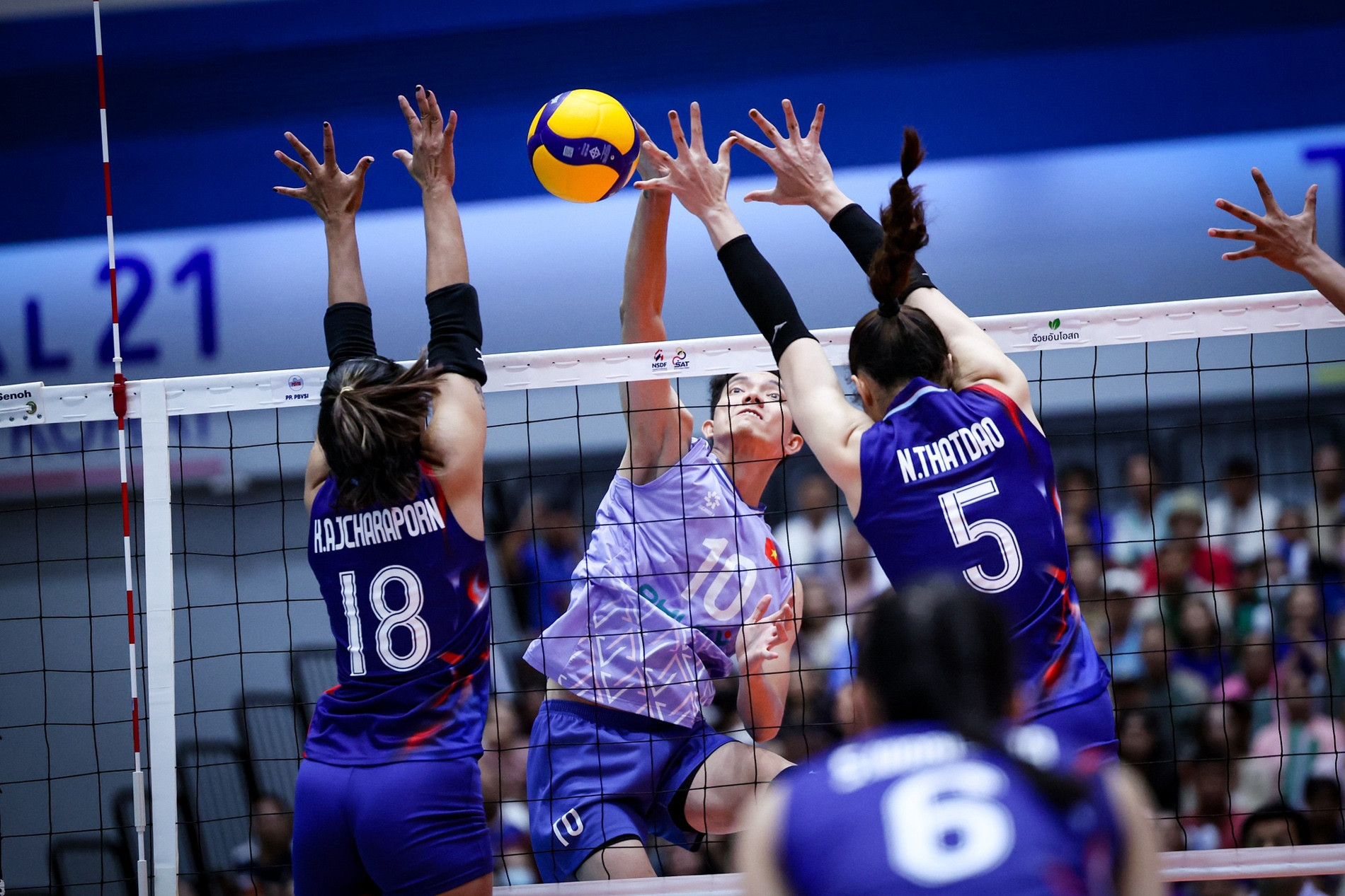 Cầu thủ U21 Việt Nam trong khoảnh khắc thi đấu tập trung trên sân